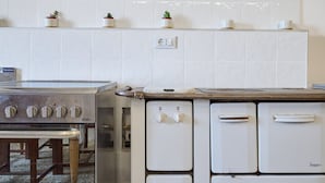 Kaffetrakter/tekoker og kjøleskap