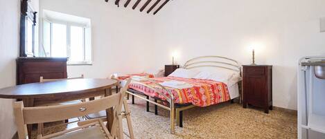 1 室のベッドルーム、WiFi (無料)、ベッドシーツ