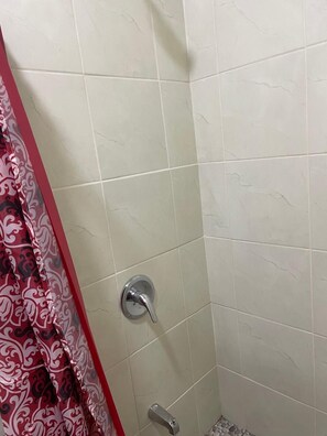 Đồ dùng nhà tắm miễn phí, dép đi trong nhà, khăn tắm, dầu gội