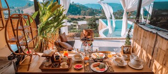 ที่พักพูวิลล่าสวนตัวกลางเขาอ่างแช่น้ำอุ่นกลางสระวิวภูเขาทะเลหมอก  ที่จอดรถสวนตัว