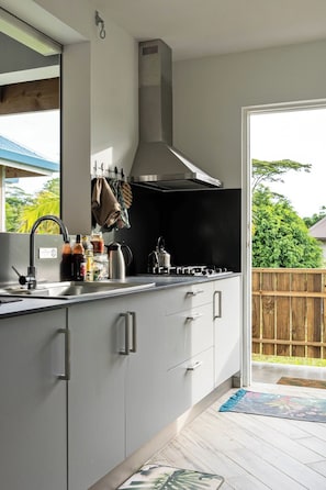 Comfort Studio, 1 Queen Bed with Sofa bed, Non Smoking, Pool View | Private kitchen