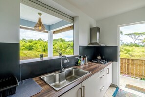 舒適開放式客房, 1 張加大雙人床和 1 張沙發床, 非吸煙房, 花園景觀 | 私人廚房