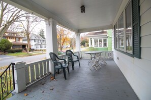 Outdoor dining - Whole House 5 min from Airport 5-Beds sleep 10 (Rochester)