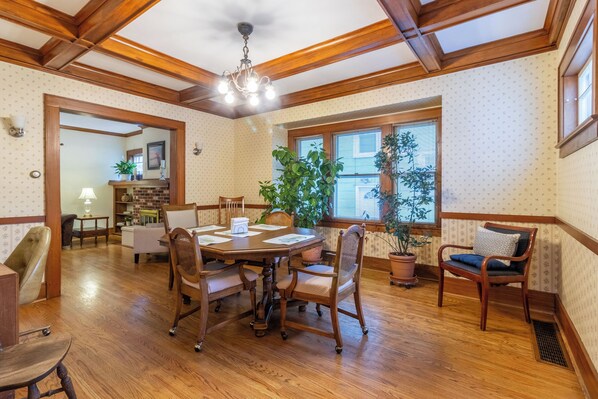 Dining - Whole House 5 min from Airport 5-Beds sleep 10 (Rochester)