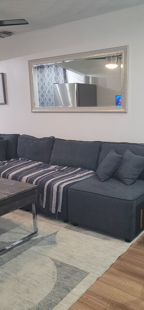 Smart TV - Charming 3-bedroom house 5 minutes from HardRock Casino & 7 minutes from beach (Hollywood)