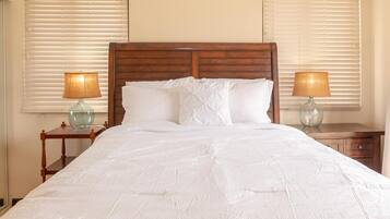 2 soverom, skrivebord, strykejern/-brett og reiseseng for barn