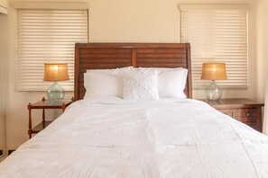 2 soverom, skrivebord, strykejern/-brett og reiseseng for barn