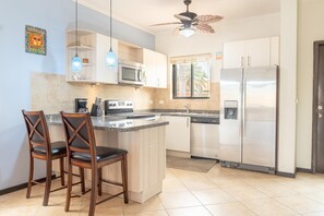 Køleskab, mikrobølgeovn, ovn, kogeplade