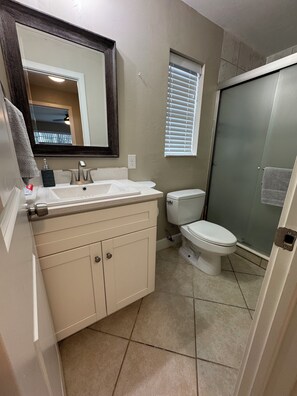 淋浴設備、風筒、提供毛巾、番梘