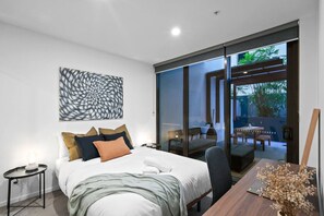 Een bureau, een strijkplank/strijkijzer, wifi, beddengoed