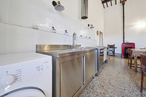 Fridge, coffee/tea maker