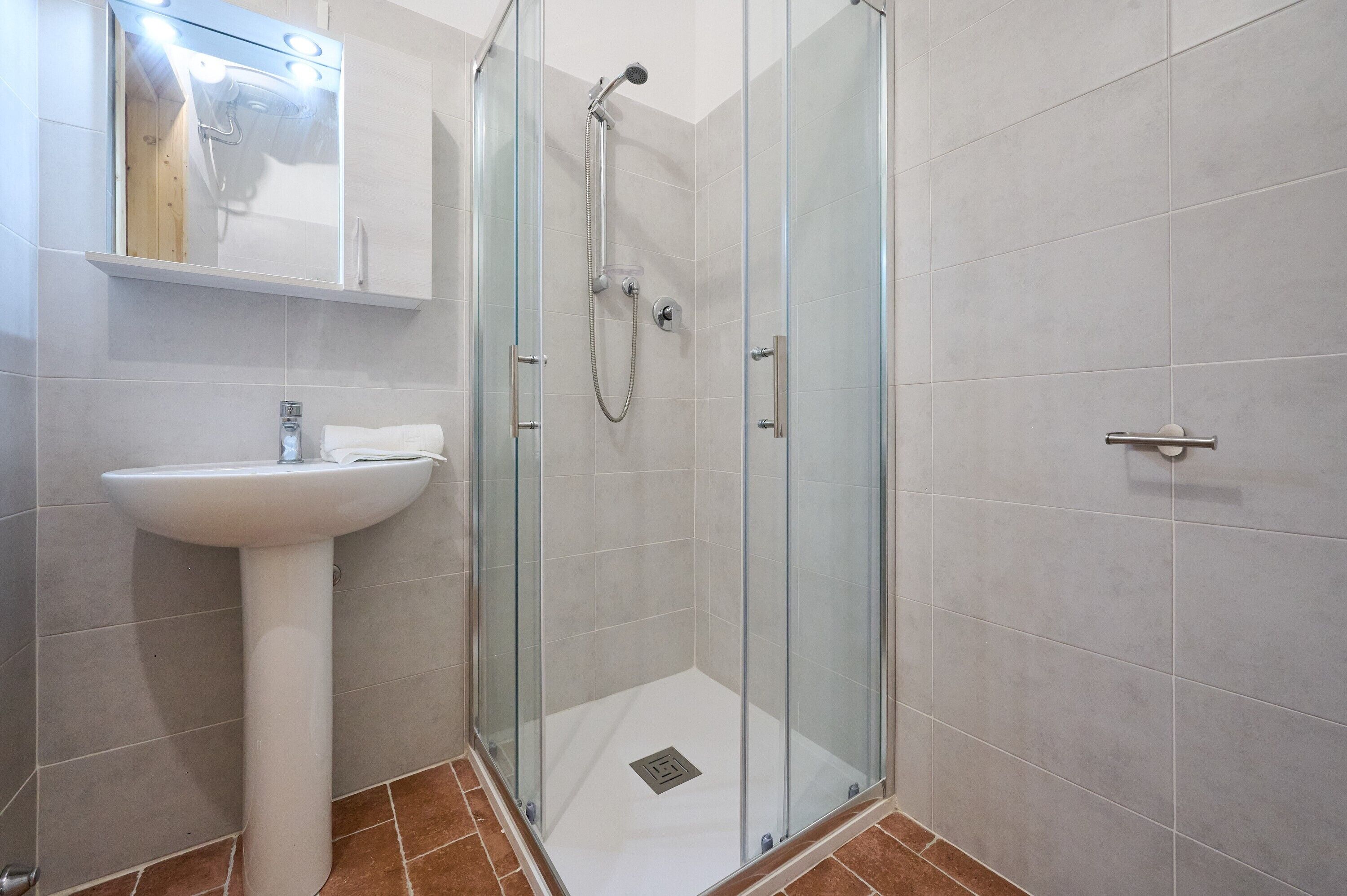 Douche, sèche-cheveux, serviettes fournies
