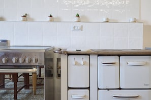 Fridge, coffee/tea maker