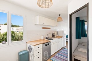 ثلاجة، فرن، ماكينة لصنع القهوة/الشاي، محمصة خبز