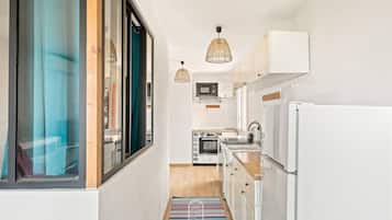 Kjøleskap, ovn, kaffetrakter/tekoker og brødrister