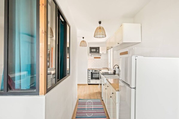 Kühlschrank, Ofen, Wasserkocher mit Kaffee-/Teezubehör, Toaster