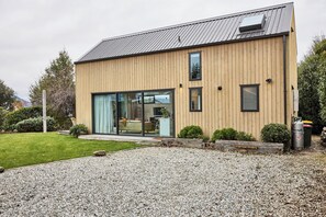 Exterior - Central Two Bedroom Two Bathroom House (Wānaka)