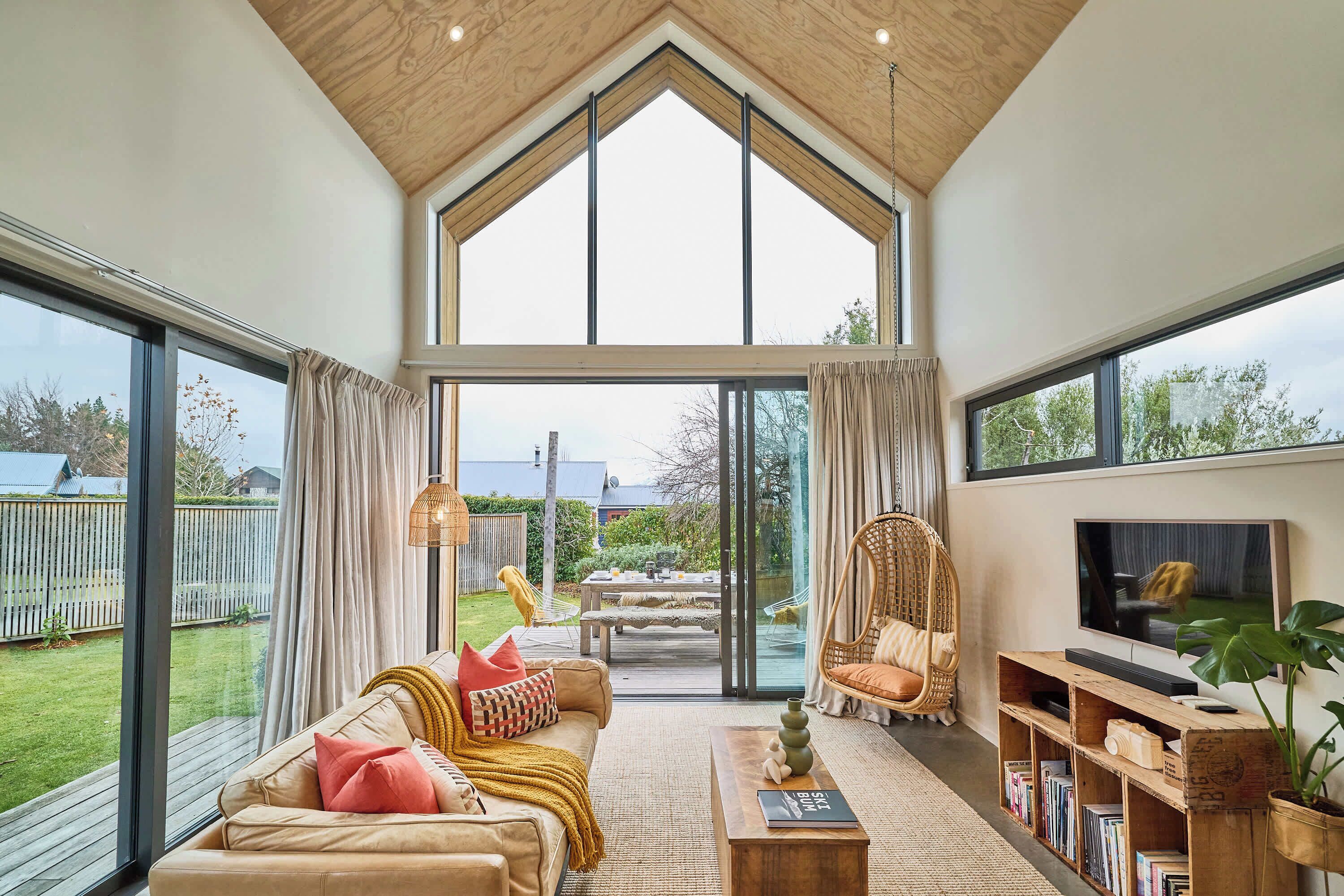 Televisie, boeken en een kantoor