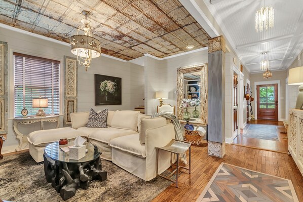 Smart TV, caminetto, libri, stampante