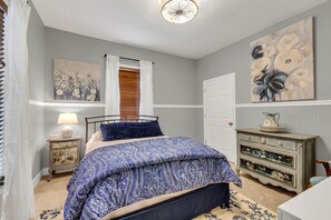 3 bedrooms, desk, iron/ironing board, WiFi - Family & Friends - Fun In Franklin (Franklin)