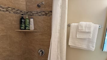 Een haardroger, handdoeken, zeep, shampoo