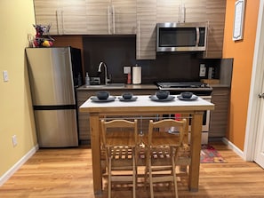 Wasserkocher mit Kaffee-/Teezubehör, Kühlschrank, Mikrowelle, Ofen