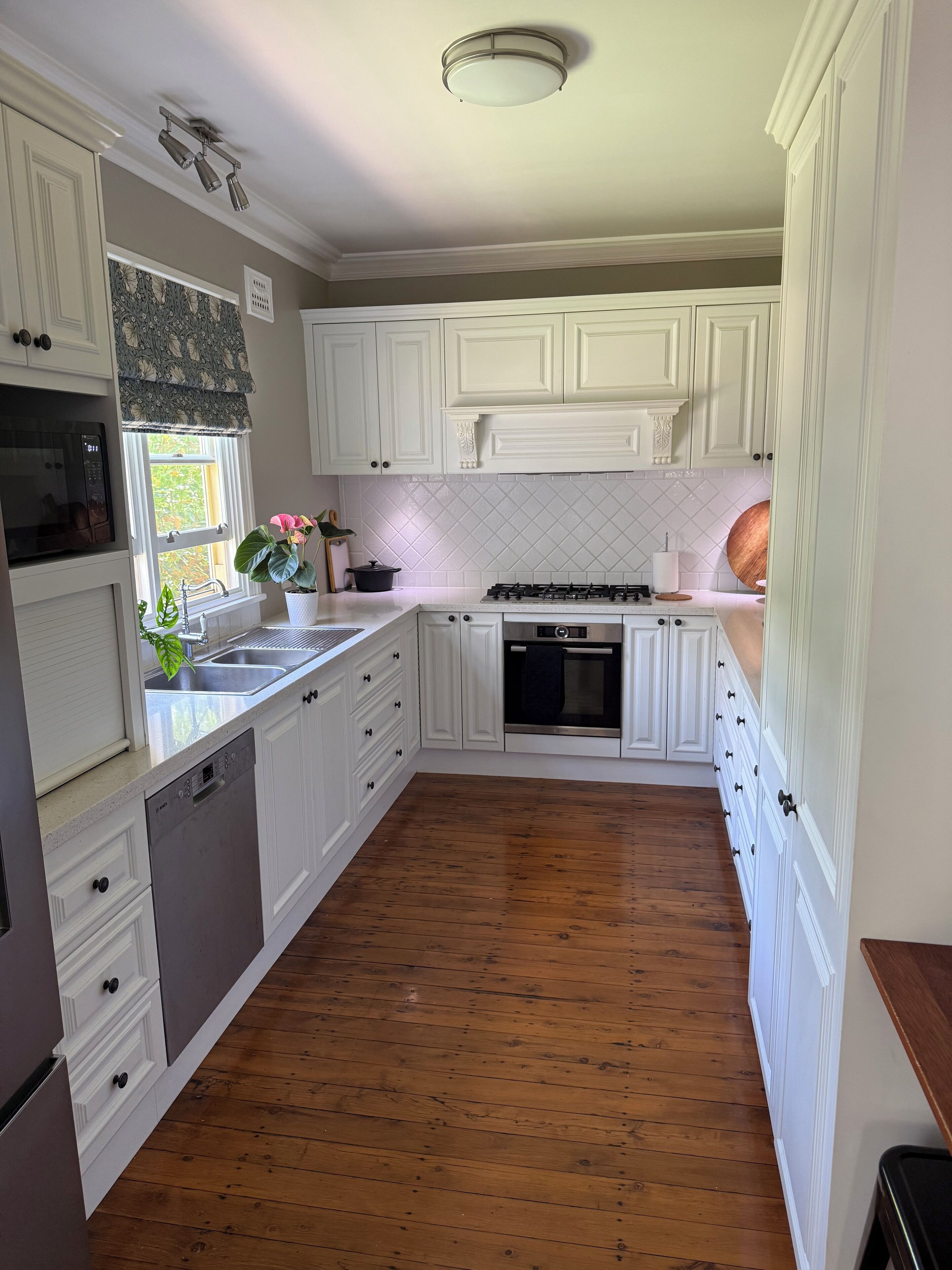 Luxury Suite, Courtyard View | Private kitchen