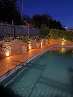 Piscina externa, funciona das 7h às 21h, guarda-sóis, espreguiçadeiras