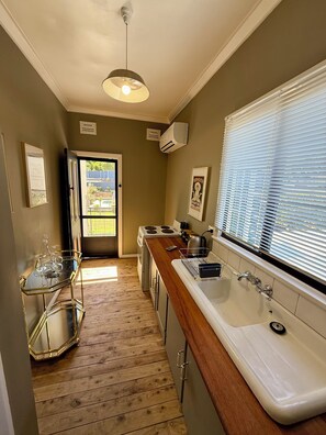 Studio Suite, Pool View | Private kitchen