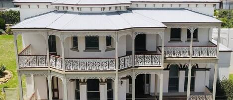 Fachada de la propiedad