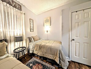 3 Schlafzimmer, Schreibtisch, Bügeleisen/Bügelbrett, Reisekinderbett