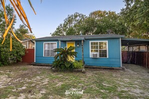 Exterior - Balmy Blue Beachy Bungalow (Corpus Christi)