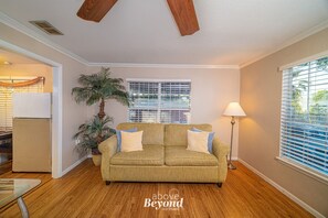 Smart TV - Balmy Blue Beachy Bungalow (Corpus Christi)