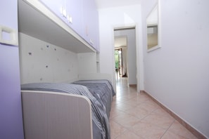 2 chambres, fer et planche à repasser