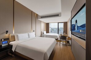 Habitació familiar, balcó, vistes a la ciutat | Roba de llit d'alta qualitat, cobrellits i minibar gratuït 