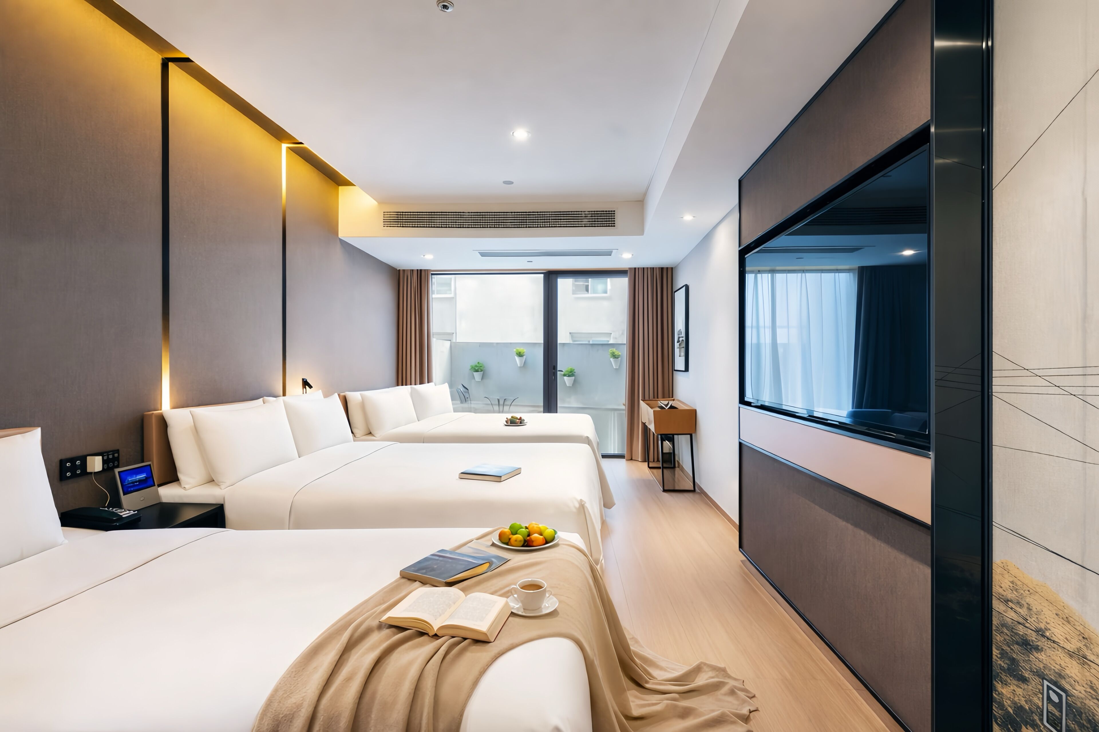 Családi háromágyas szoba | Prémium ágynemű, pehelypaplan és memóriahabos ágy