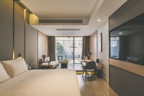 Kamar Double, balkon, pemandangan kota | Seprai premium, selimut bulu angsa, minibar gratis, dan kedap suara