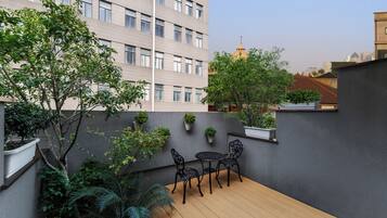 Premium bedding, down duvets, free minibar, soundproofing