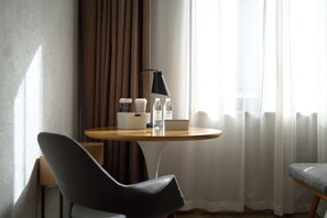 Executive Twin Room, City View | Premium bedding, down duvets, memory-foam beds, free minibar - Atour Hotel Nanjing East Road, Shanghai on the Bund (Shanghai)