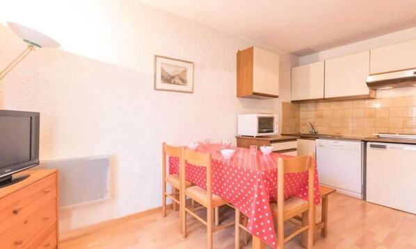 Fridge, microwave, oven, dishwasher - Eglantines Residence (Briançon)