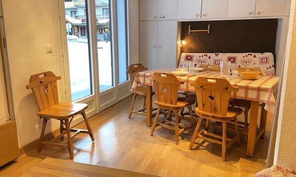 Dining - Studio for 8 People (Risoul)