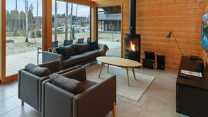 Una sala de estar moderna con un sofá grande, una mesa de centro y una chimenea.