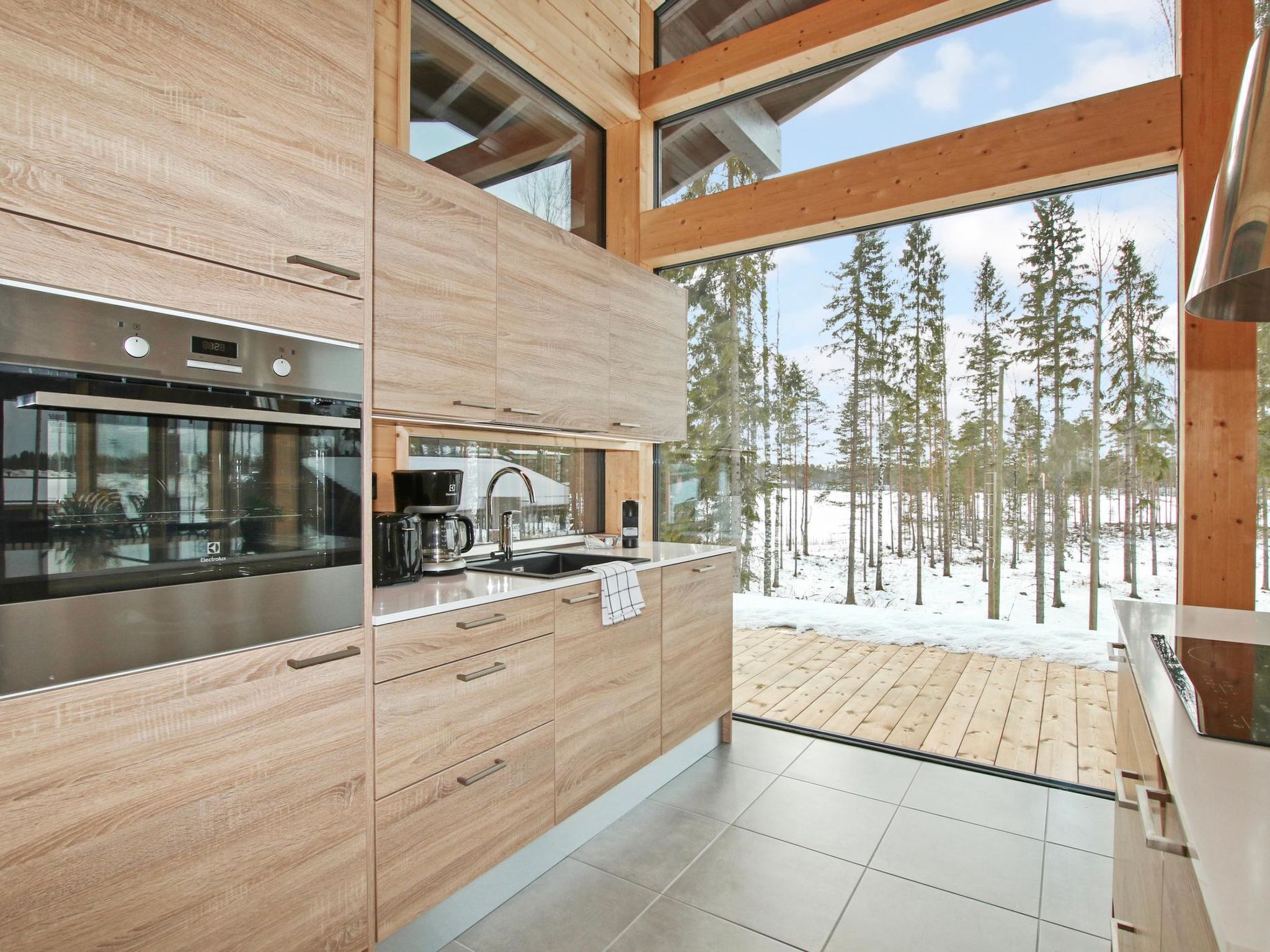 Frigorífico, microondas, lavavajillas y utensilios de cocina