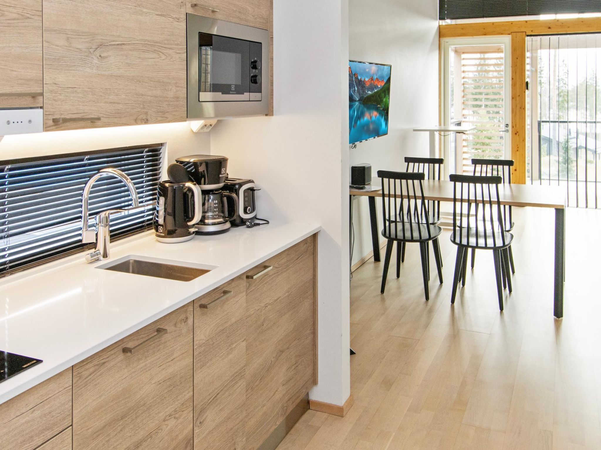 Frigorífico, microondas, lavavajillas y utensilios de cocina