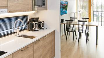 Geladeira, micro-ondas, lava-louças