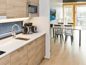 Kühlschrank, Mikrowelle, Geschirrspüler, Kochgeschirr/Geschirr/Besteck