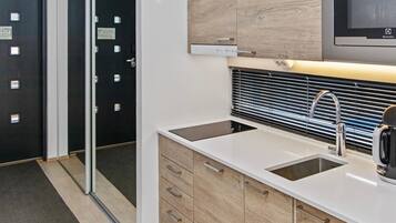 Refrigerador, microondas, lavavajillas, utensilios de cocina