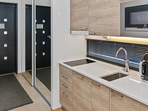 Kühlschrank, Mikrowelle, Geschirrspüler, Kochgeschirr/Geschirr/Besteck