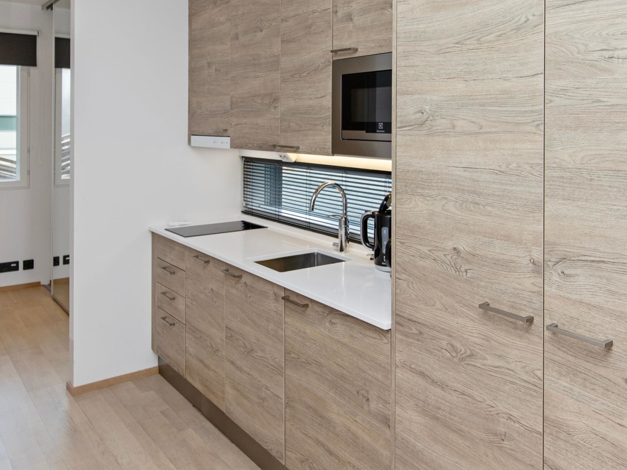 Frigorífico, microondas, lavavajillas y utensilios de cocina