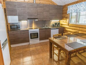 Køleskab, mikrobølgeovn, opvaskemaskine, køkkentøj/tallerkener/redskaber